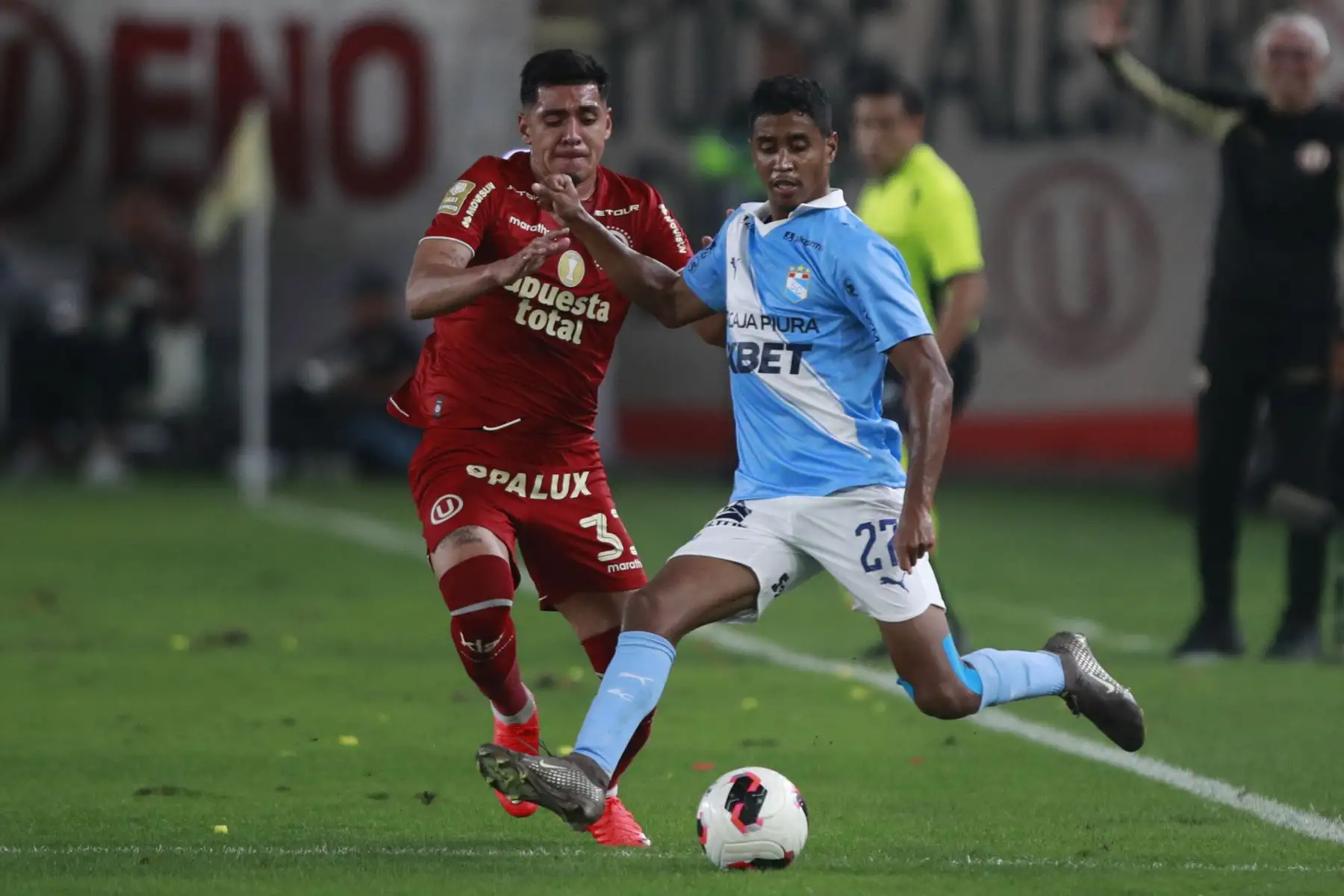 El futbolista César Inga de Universitario disputa el balón con el futbolista Gabriel de Sporting Cristal, durante el partido perteneciente a la cuarta fecha del Torneo Clausura, en el Estadio Monumental de Lima. Foto: ANDINA/Ricardo Cuba