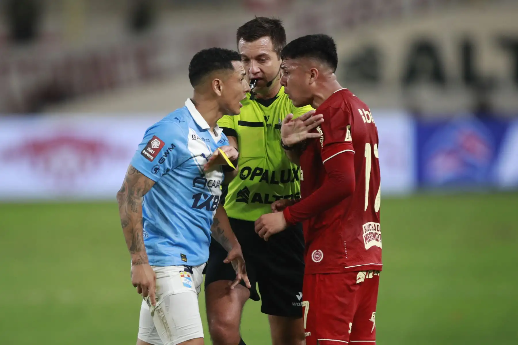 El futbolista de Universitario Jairo Concha discute con el futbolista Joshimar Yotún de Sporting Cristal, durante el partido perteneciente a la cuarta fecha del Torneo Clausura, en el Estadio Monumental de Lima. Foto: ANDINA/Ricardo Cuba