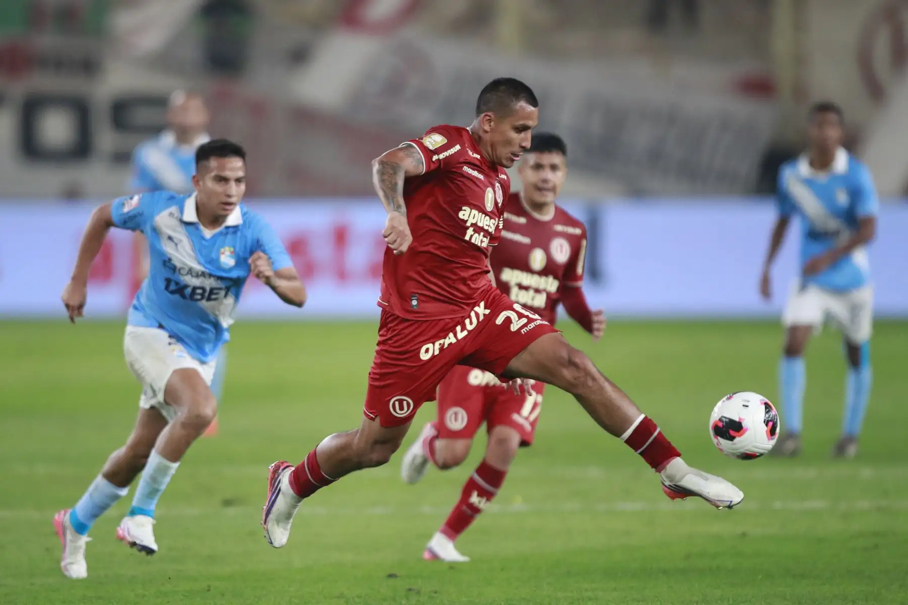 El futbolista de Universitario Alex Valera disputa el balón con el futbolista Martín Távara de Sporting Cristal, durante el partido perteneciente a la cuarta fecha del Torneo Clausura, en el Estadio Monumental de Lima. Foto: ANDINA/Ricardo Cuba