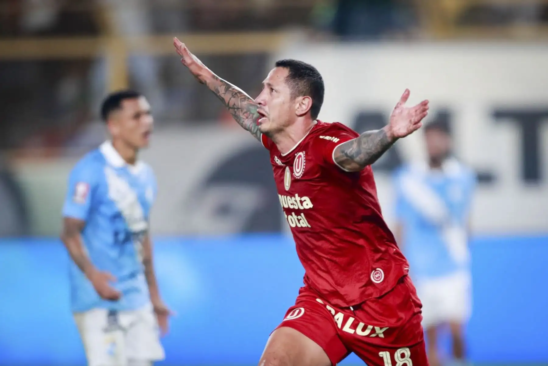 El futbolista de Universitario, Gianluca Lapadula, celebra su gol ante Sporting Cristal, durante el partido perteneciente a la cuarta fecha del Torneo Clausura, en el Estadio Monumental de Lima. Foto: ANDINA/Ricardo Cuba