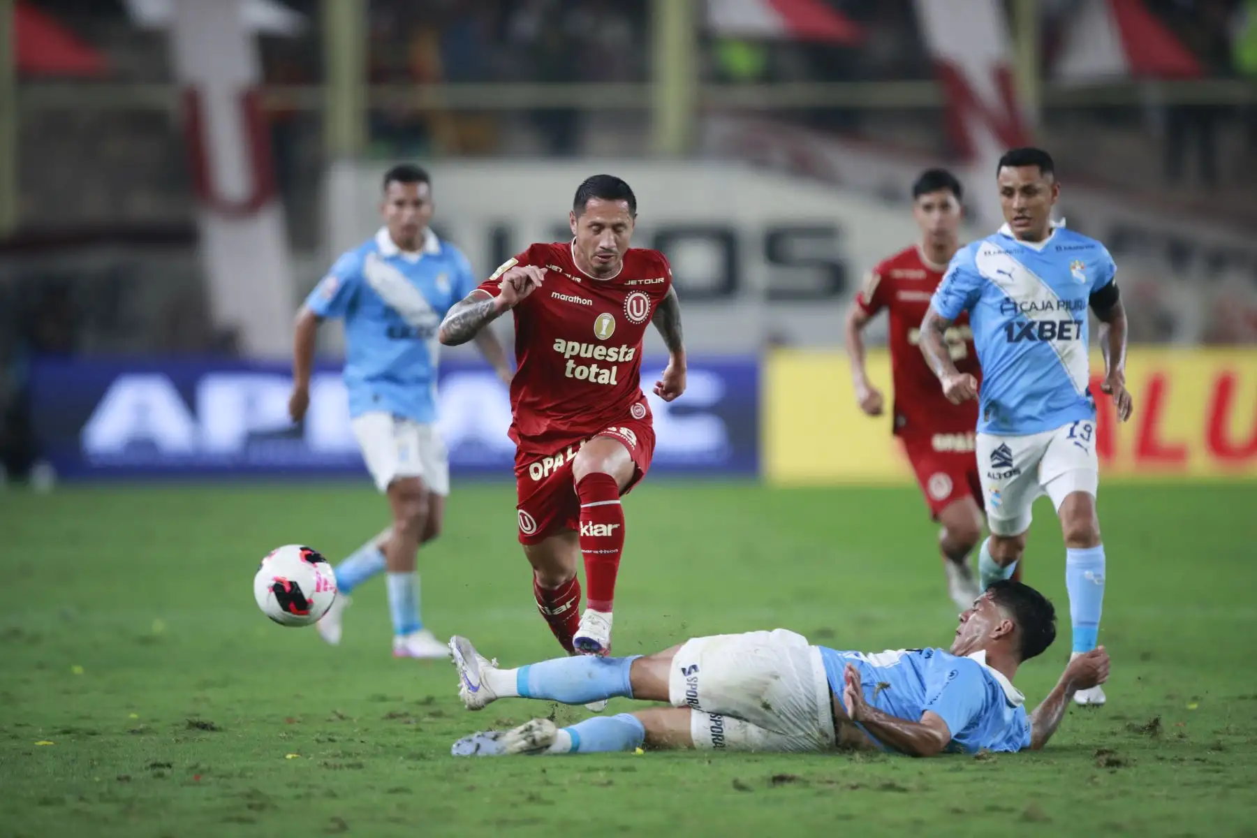 El futbolista de Universitario Gianluca Lapadula disputa el balón con el futbolista Martín Távara de Sporting Cristal, durante el partido perteneciente a la cuarta fecha del Torneo Clausura, en el Estadio Monumental de Lima. Foto: ANDINA/Ricardo Cuba