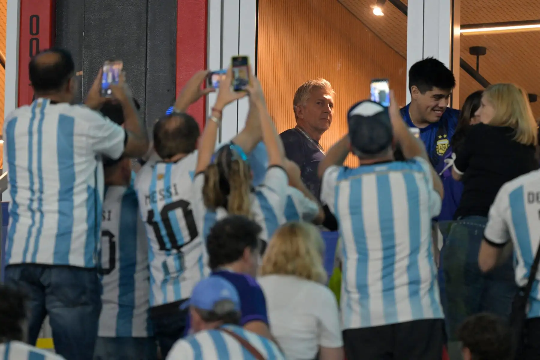 Jorge Messi, padre del delantero argentino Lionel Messi, espera en la tribuna antes del inicio del partido de fútbol del Grupo C del Mundial de Qatar 2022 entre Polonia y Argentina en el Estadio 974 de Doha el 30 de noviembre de 2022. Jorge Messi, padre y agente de la estrella mundial del fútbol Lionel Messi, falleció a los 68 años en Rosario, su ciudad natal al norte de Buenos Aires. Foto: ANDINA/AFP