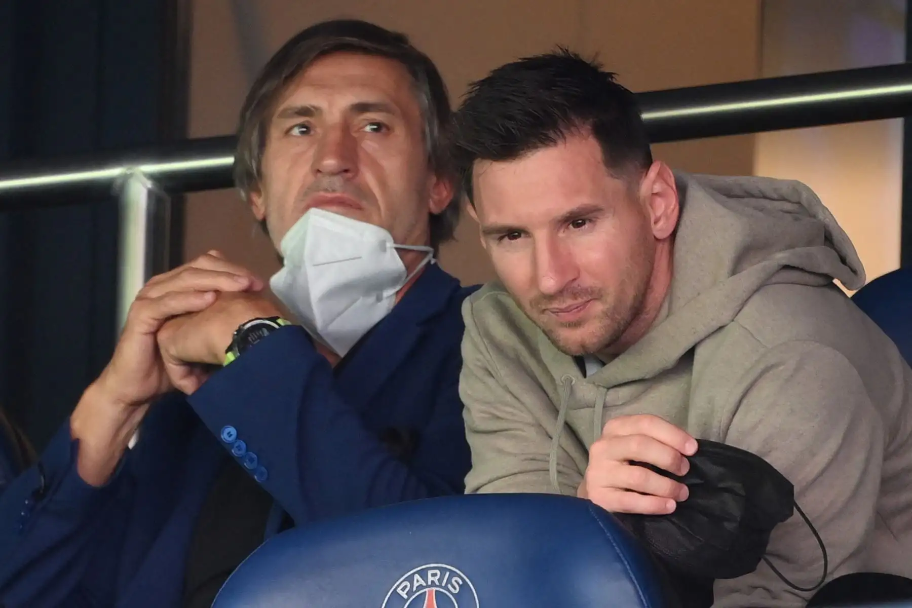 El delantero argentino del Paris Saint-Germain, Lionel Messi, se sienta junto a su padre durante el partido de la Ligue 1 francesa entre el Paris Saint-Germain (PSG) y el Clermont Foot 63 en el Parque de los Príncipes de París, el 11 de septiembre de 2021. Foto: ANDINA/AFP