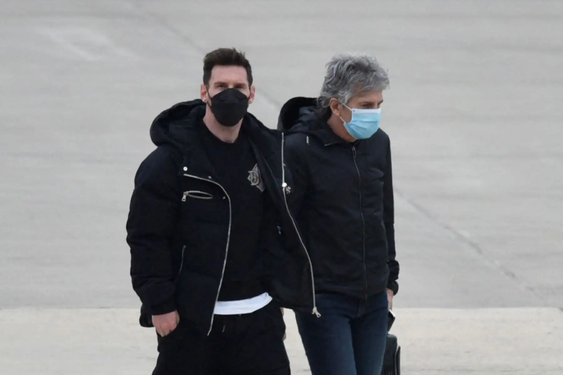 El futbolista argentino Lionel Messi y su padre Jorge Messi llegan al aeropuerto de las Islas Malvinas en Rosario, provincia de Santa Fe, Argentina, el 13 de julio de 2021, tras tramitar su visa en la Embajada de Estados Unidos para viajar a Miami de vacaciones.
Foto: ANDINA/AFP