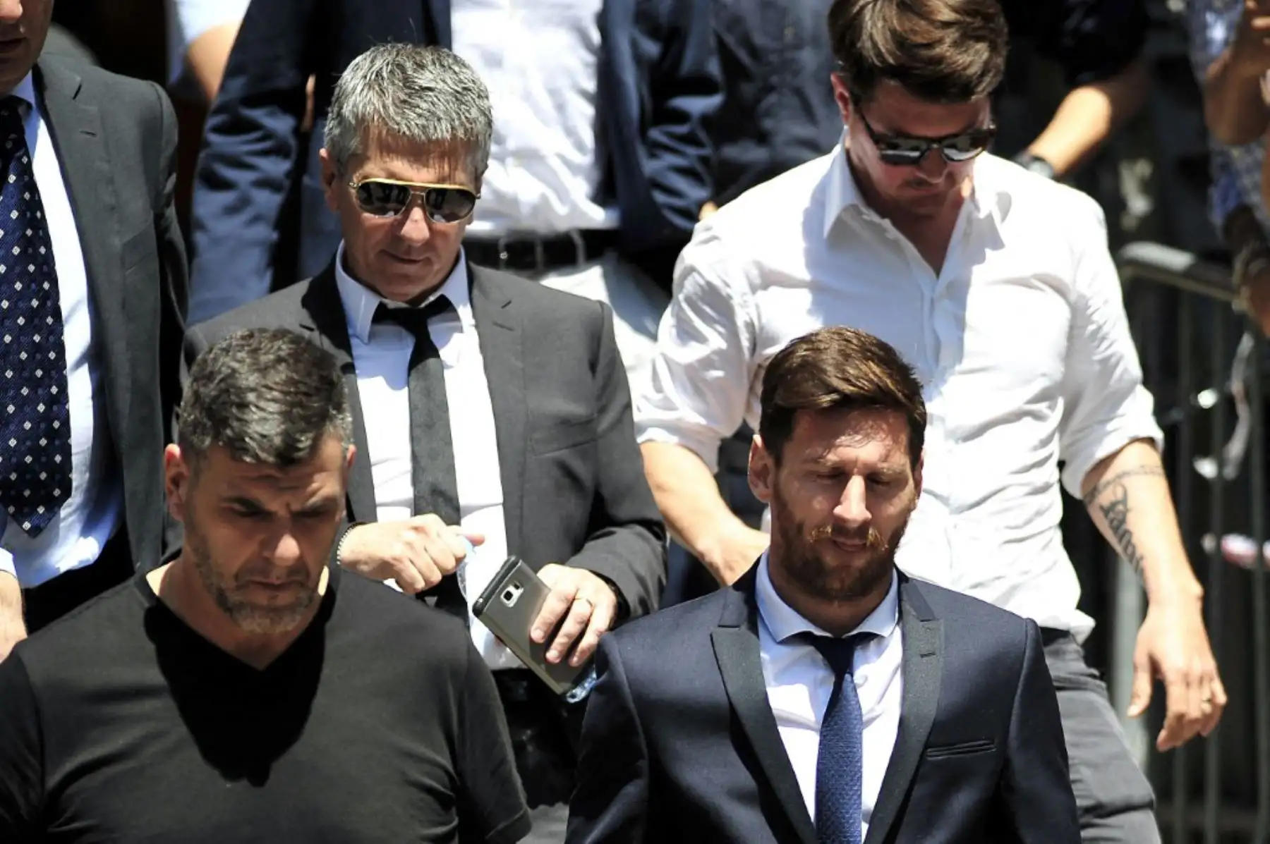 El FC Barcelona, ​​Lionel Messi y su padre, Jorge Horacio Messi, comparecen ante el tribunal por cargos de fraude fiscal, el 2 de junio de 2016 en Barcelona, ​​España. Foto: ANDINA/ AFP