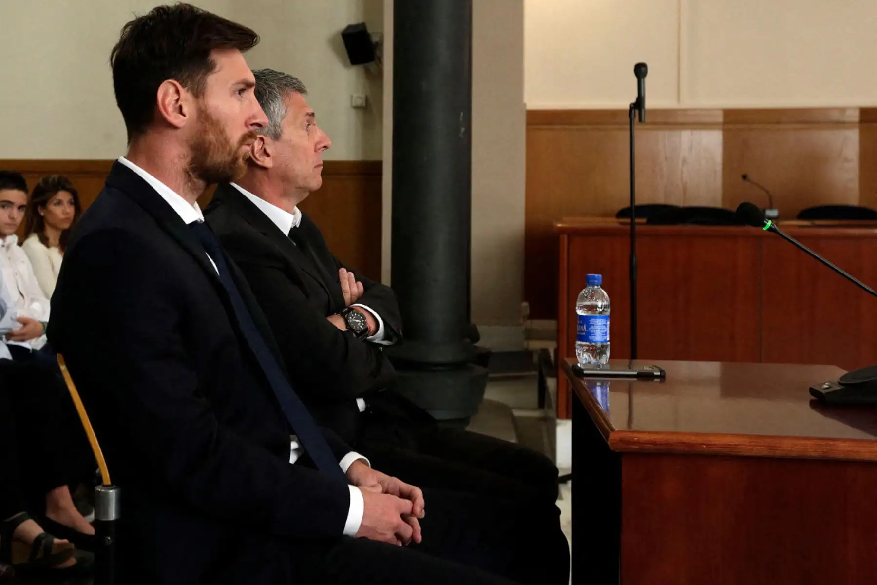 La estrella del fútbol del Barcelona, ​​Lionel Messi, y su padre, Jorge Horacio Messi, escuchan mientras comparecen ante los jueces en un caso de fraude fiscal en el juzgado de Barcelona el 2 de junio de 2016. El futbolista de 28 años fue aclamado y abucheado al salir de una furgoneta acompañado por su padre, Jorge Horacio Messi. Foto: ANDINA/ AFP