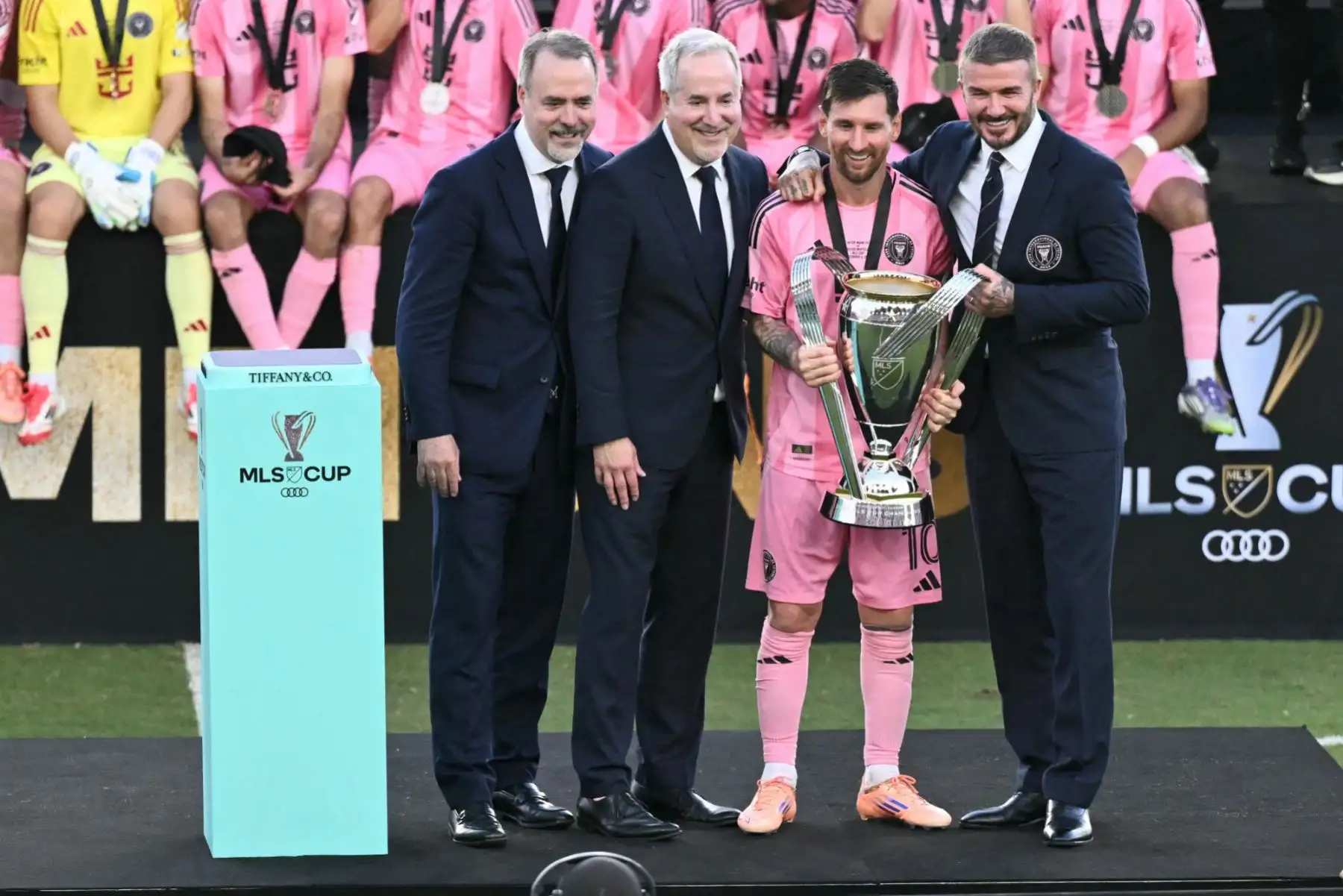 El delantero argentino del Inter Miami, Lionel Messi, posa con el trofeo flanqueado por los propietarios del equipo, David Beckham, José Mas y Jorge Mas, tras ganar la final de la Major League Soccer (MLS) entre el Inter Miami y los Vancouver Whitecaps en el Chase Stadium de Fort Lauderdale, Florida. Foto: ANDINA/AFP