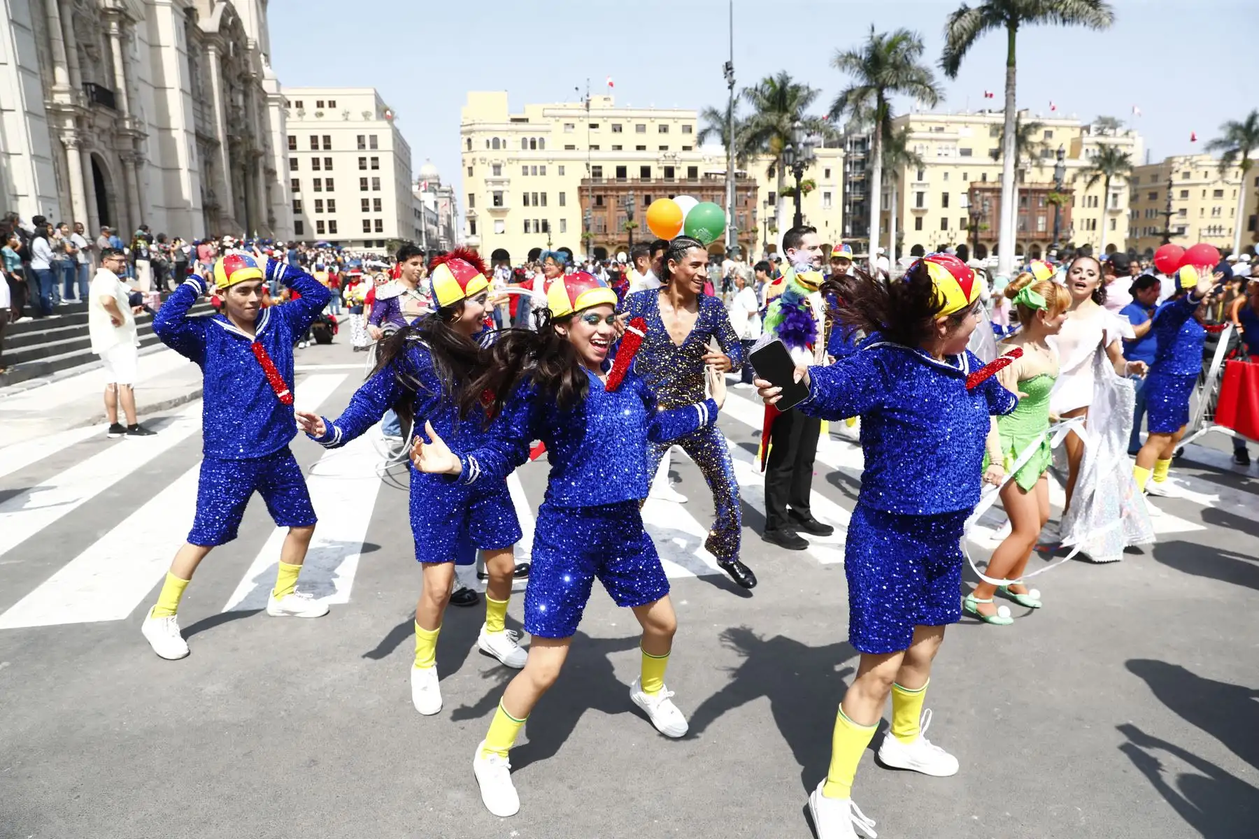 Un colorido y divertido pasacalle con artistas circenses se realizó por el centro histórico de Lima, partiendo desde el Parque de la Muralla, el sábado 8 de agosto de 2026, a través del cual los turistas y transeúntes pudieron conocer las diversas propuestas de circos que hay en la capital durante esta temporada. Foto: ANDINA/Daniel Bracamonte