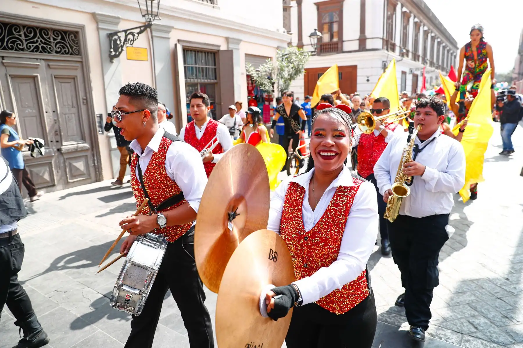 Un colorido y divertido pasacalle con artistas circenses se realizó por el centro histórico de Lima, partiendo desde el Parque de la Muralla, el sábado 8 de agosto de 2026, a través del cual los turistas y transeúntes pudieron conocer las diversas propuestas de circos que hay en la capital durante esta temporada. Foto: ANDINA/Daniel Bracamonte