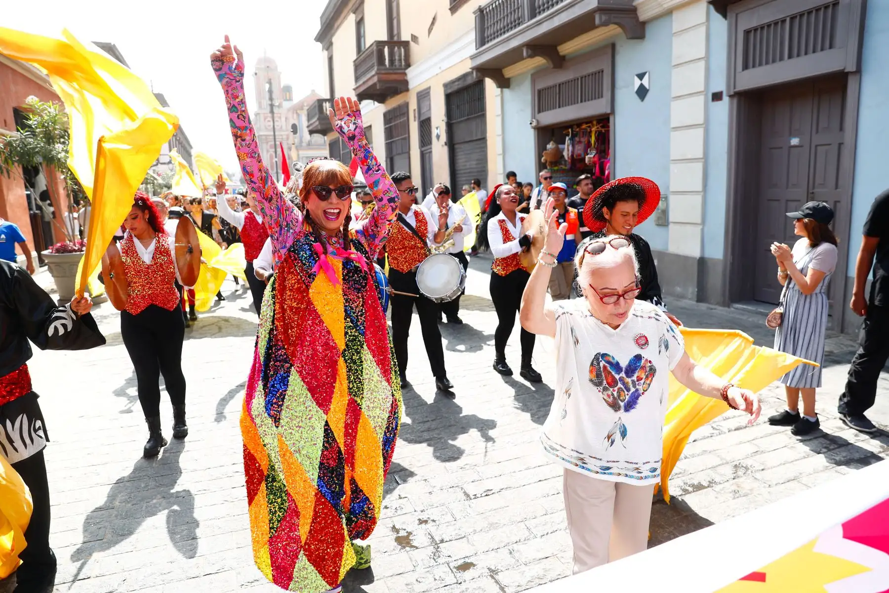 Conocidas figuras del mundo del espectáculo como Ernesto Pimentel, alias la Chola Chabuca, y la actriz Haydeé Cáceres participaron en el pasacalle de artistas circenses y payasos que se realizó por el centro histórico de Lima el sábado 8 de agosto de 2026, recorriendo la Plaza de Armas de Lima y calles aledañas. Foto: ANDINA/Daniel Bracamonte