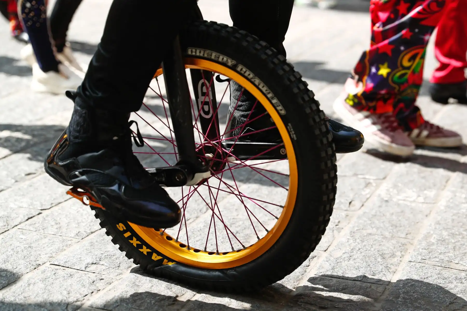 Un colorido y divertido pasacalle con artistas circenses se realizó por el centro histórico de Lima, partiendo desde el Parque de la Muralla, el sábado 8 de agosto de 2026, a través del cual los turistas y transeúntes pudieron conocer las diversas propuestas de circos que hay en la capital durante esta temporada. Foto: ANDINA/Daniel Bracamonte