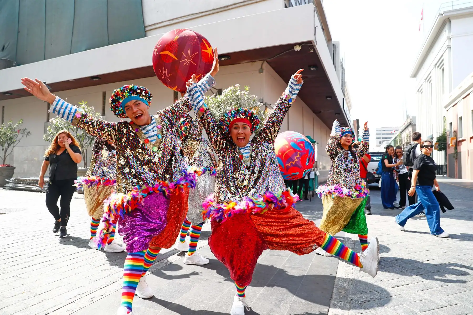 Un colorido y divertido pasacalle con artistas circenses y payasos se realizó por el centro histórico de Lima, partiendo desde el Parque de la Muralla, el sábado 8 de agosto de 2026, a través del cual los turistas y transeúntes pudieron conocer las diversas propuestas de circos que hay en la capital durante esta temporada. Foto: ANDINA/Daniel Bracamonte