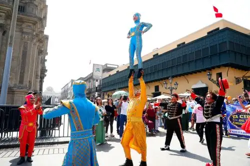 Artistas de circo y payasos desfilaron en colorido pasacalle por el centro de Lima