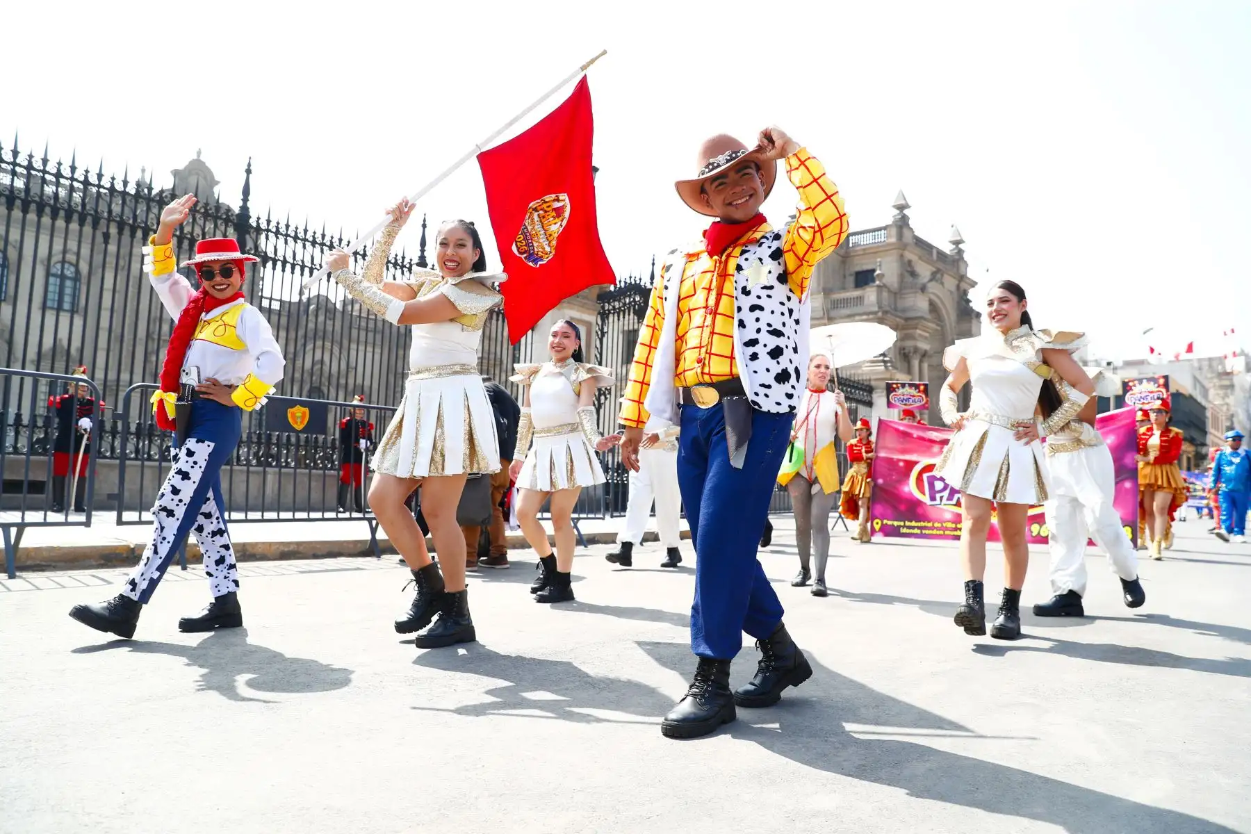 Un colorido y divertido pasacalle con artistas circenses se realizó por el centro histórico de Lima, partiendo desde el Parque de la Muralla, el sábado 8 de agosto de 2026, a través del cual los turistas y transeúntes pudieron conocer las diversas propuestas de circos que hay en la capital durante esta temporada. Foto: ANDINA/Daniel Bracamonte
