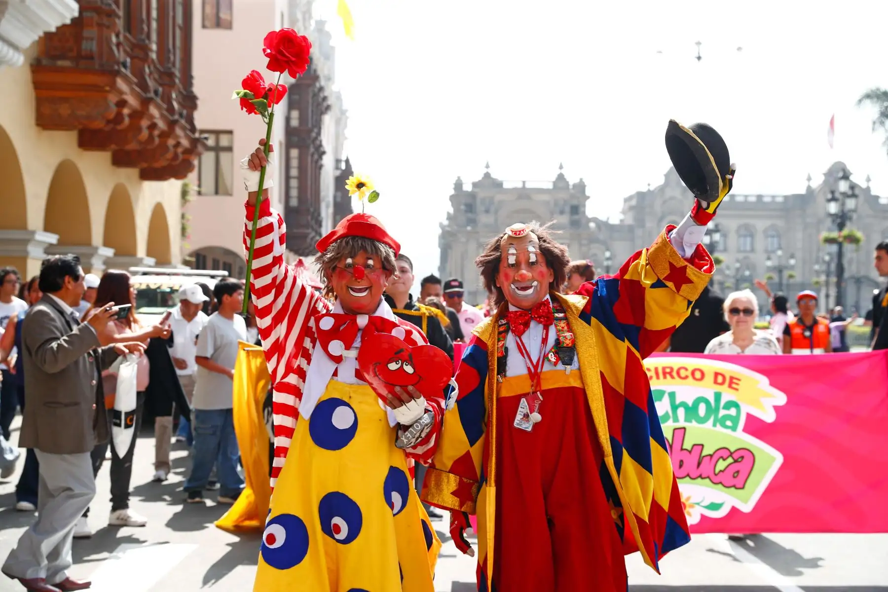 Un colorido y divertido pasacalle con artistas circenses y payasos se realizó por el centro histórico de Lima, partiendo desde el Parque de la Muralla, el sábado 8 de agosto de 2026, a través del cual los turistas y transeúntes pudieron conocer las diversas propuestas de circos que hay en la capital durante esta temporada. Foto: ANDINA/Daniel Bracamonte