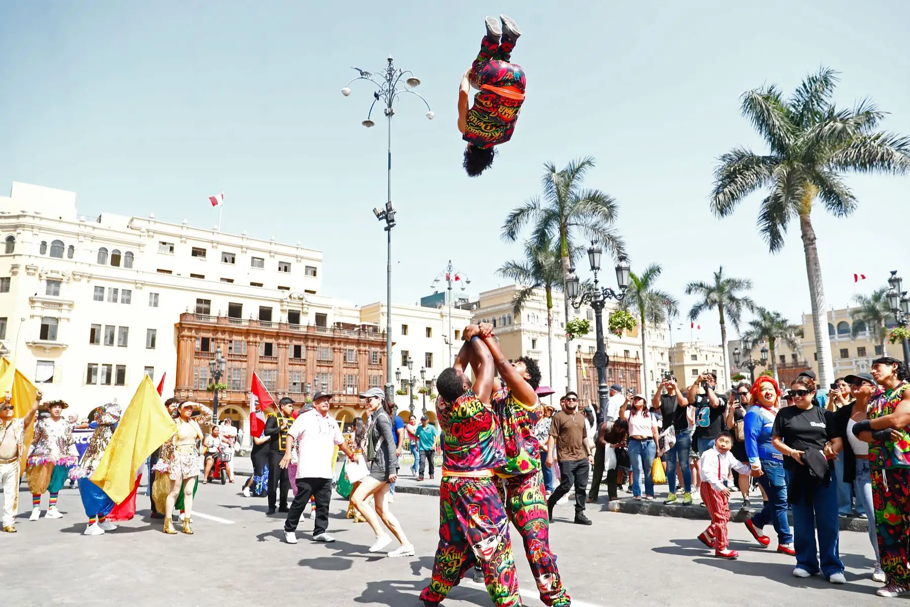 Un colorido y divertido pasacalle con artistas circenses se realizó por el centro histórico de Lima, partiendo desde el Parque de la Muralla, el sábado 8 de agosto de 2026, a través del cual los turistas y transeúntes pudieron conocer las diversas propuestas de circos que hay en la capital durante esta temporada. Foto: ANDINA/Daniel Bracamonte