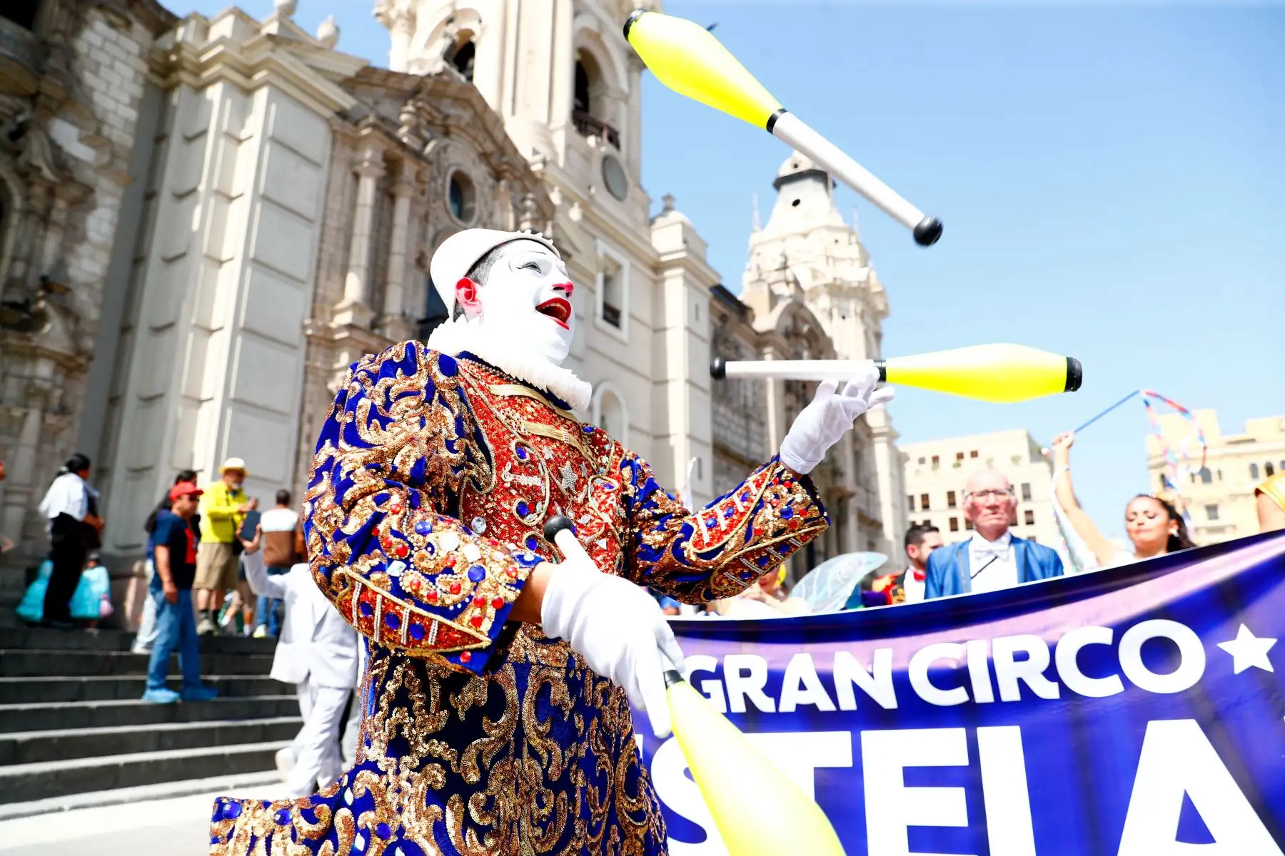 Un colorido y divertido pasacalle con artistas circenses se realizó por el centro histórico de Lima, partiendo desde el Parque de la Muralla, el sábado 8 de agosto de 2026, a través del cual los turistas y transeúntes pudieron conocer las diversas propuestas de circos que hay en la capital durante esta temporada. Foto: ANDINA/Daniel Bracamonte