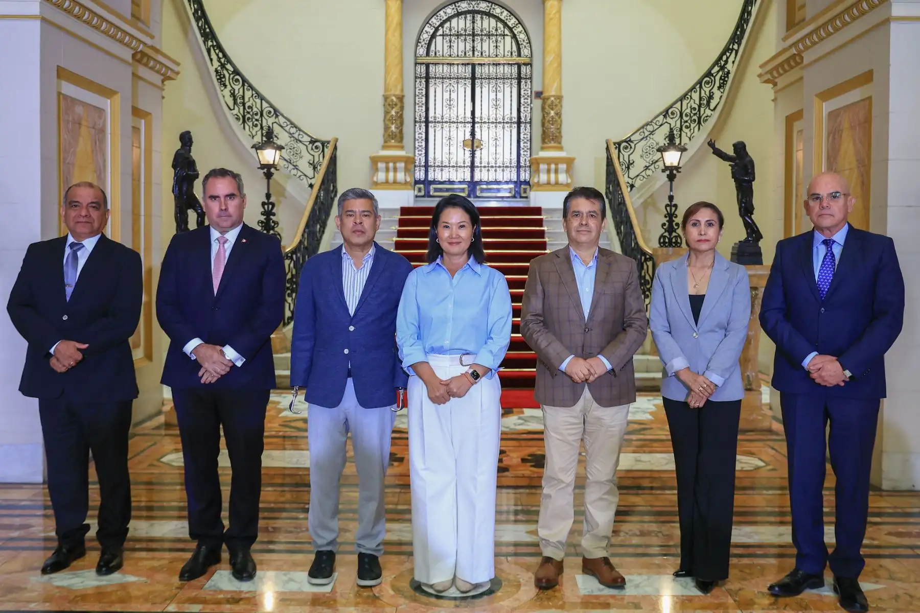 La presidenta de la república, Keiko Fujimori, se reunió con el fiscal de la nación, Tomás Gálvez, el presidente del Consejo de Ministros, Luis Galarreta, y los ministros del Interior, César Astudillo; de Defensa, Rafael Belaúnde; y de Justicia, Ernesto Álvarez, para coordinar acciones frente a la criminalidad. Foto: Presidencia