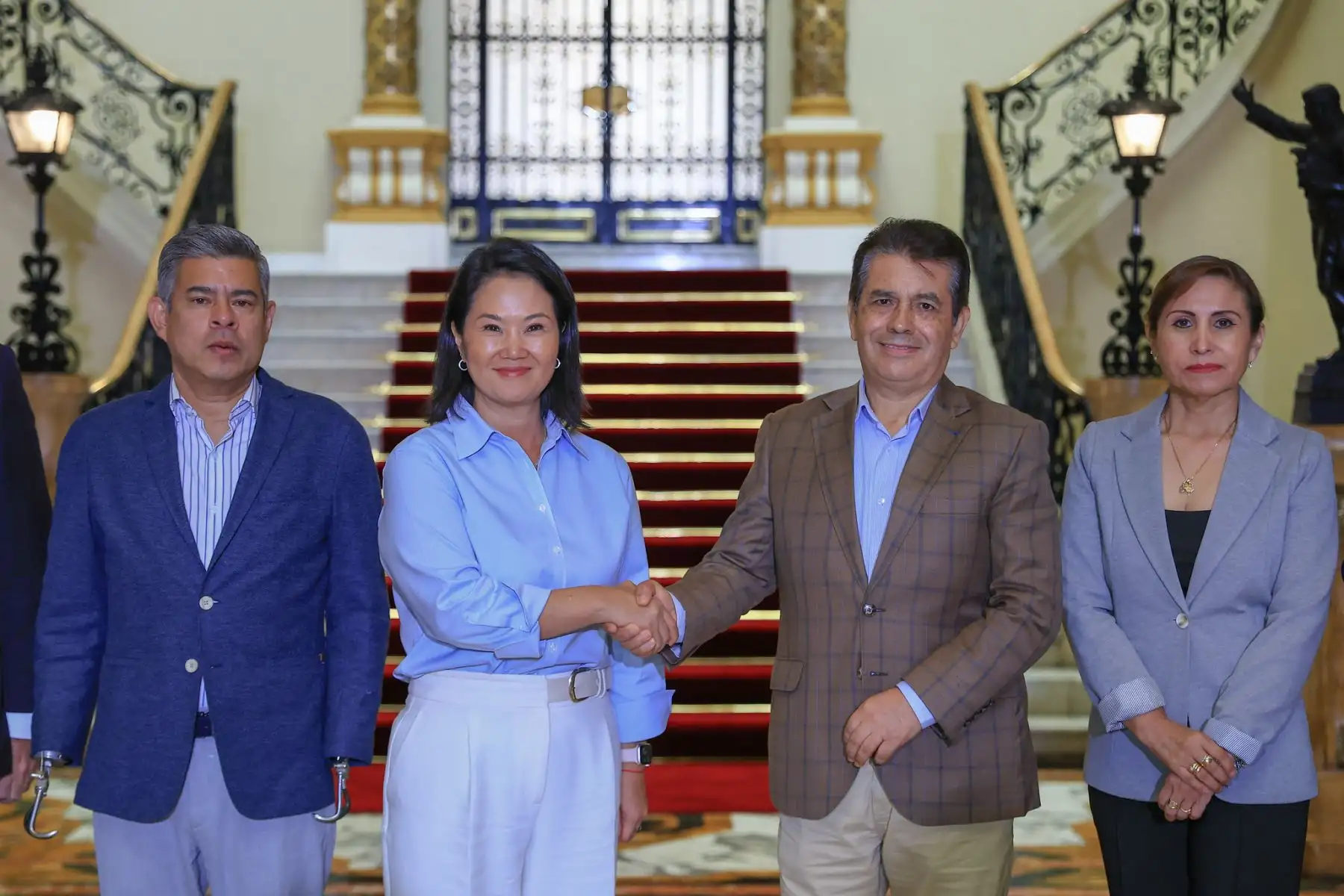 La presidenta de la república, Keiko Fujimori, se reunió con el fiscal de la nación, Tomás Gálvez, el presidente del Consejo de Ministros, Luis Galarreta, y los ministros del Interior, César Astudillo; de Defensa, Rafael Belaúnde; y de Justicia, Ernesto Álvarez, para coordinar acciones frente a la criminalidad. Foto: Presidencia