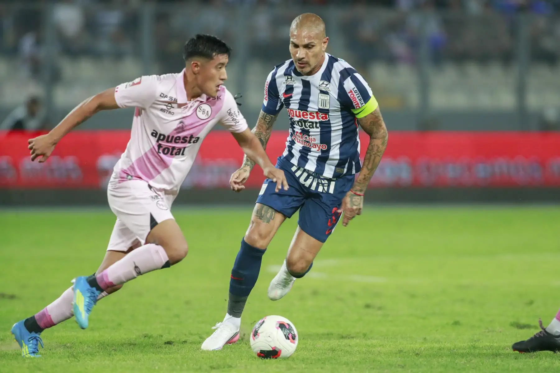 El futbolista Paolo Guerrero de Alianza Lima disputa el balón con el futbolista Alarcón de Sport Boys, durante el partido perteneciente a la cuarta fecha del Torneo Clausura, en el Estadio Nacional. Foto: ANDINA/Ricardo Cuba