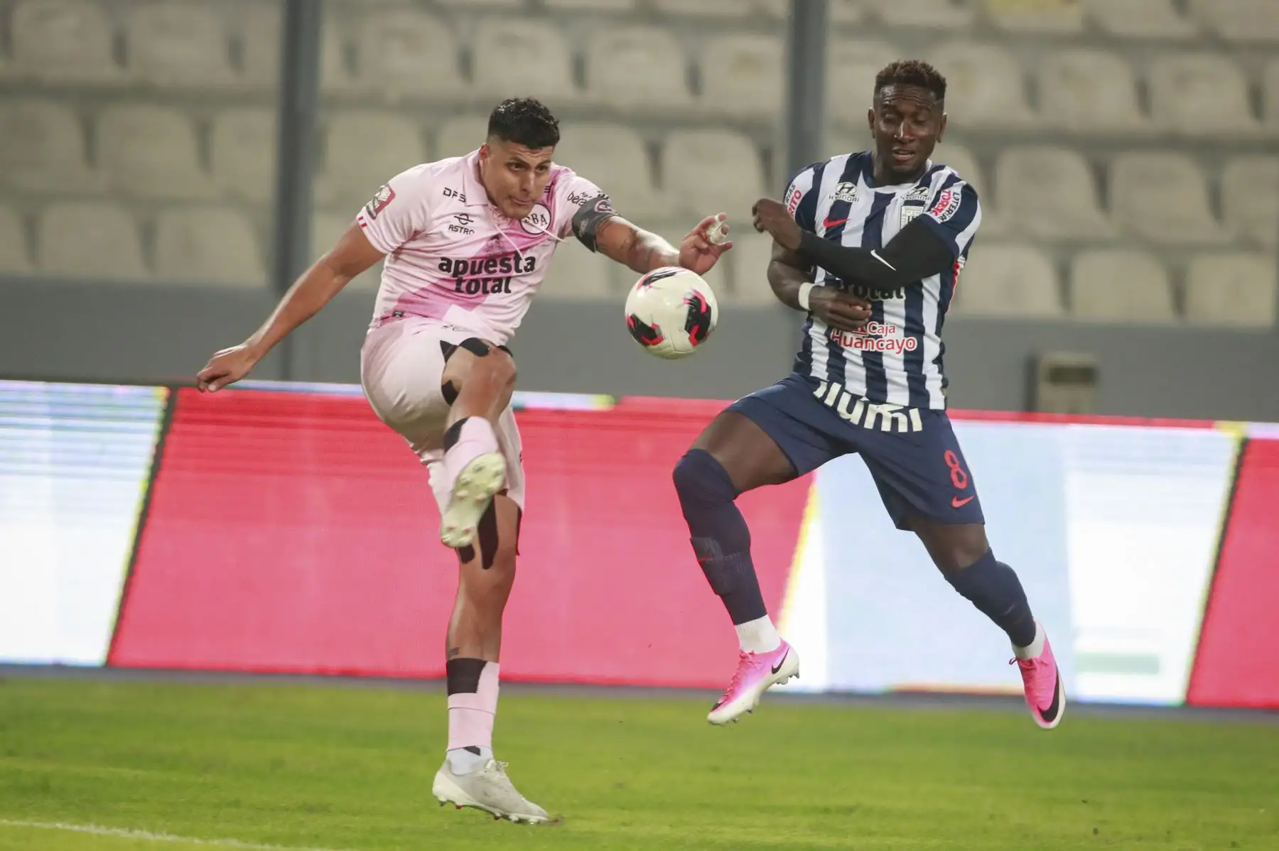 El futbolista Castillo de Alianza Lima disputa el balón con el futbolista Riojas de Sport Boys, durante el partido perteneciente a la cuarta fecha del Torneo Clausura, en el Estadio Nacional. Foto: ANDINA/Ricardo Cuba