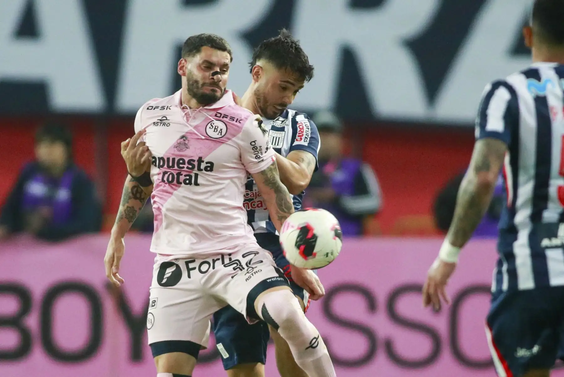 El futbolista Díaz de Alianza Lima disputa el balón con el futbolista Erustes de Sport Boys, durante el partido perteneciente a la cuarta fecha del Torneo Clausura, en el Estadio Nacional. Foto: ANDINA/Ricardo Cuba