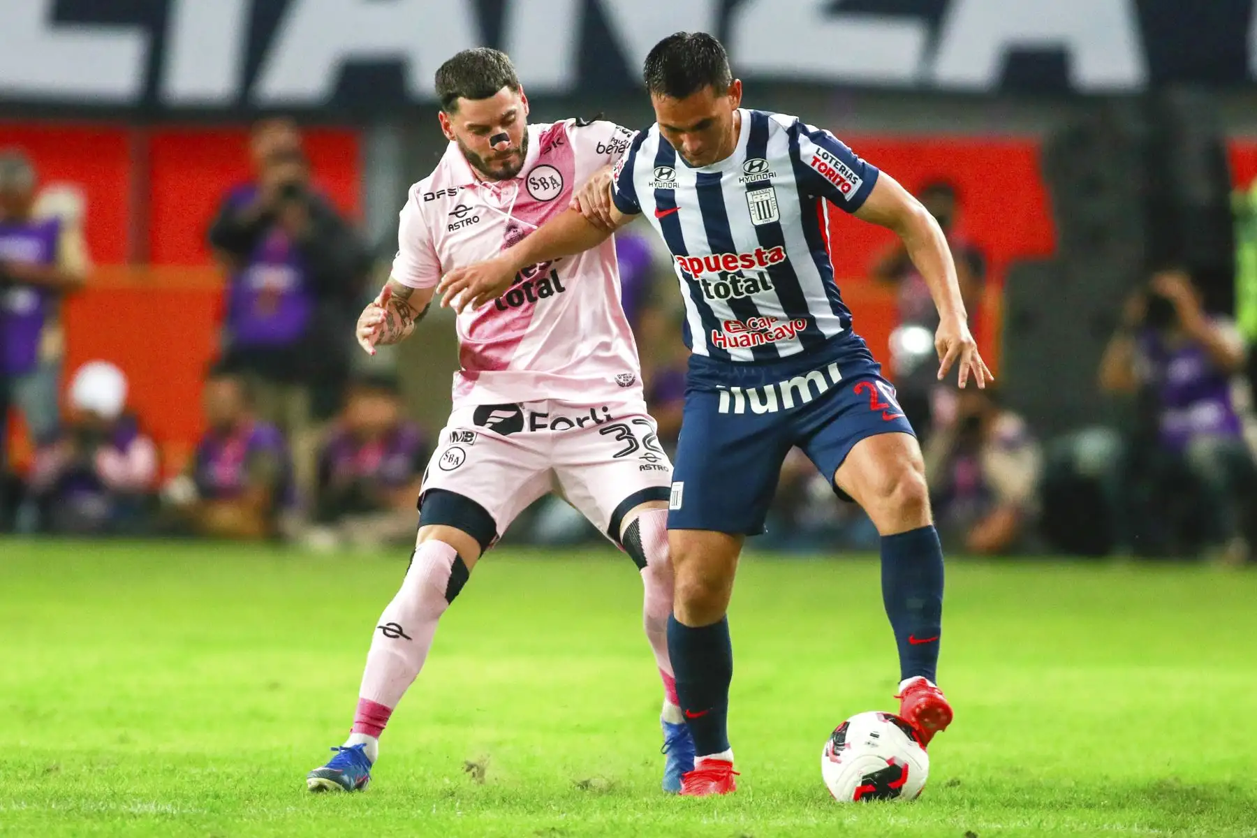 El futbolista Vélez de Alianza Lima disputa el balón con el futbolista Erustes de Sport Boys, durante el partido perteneciente a la cuarta fecha del Torneo Clausura, en el Estadio Nacional. Foto: ANDINA/Ricardo Cuba