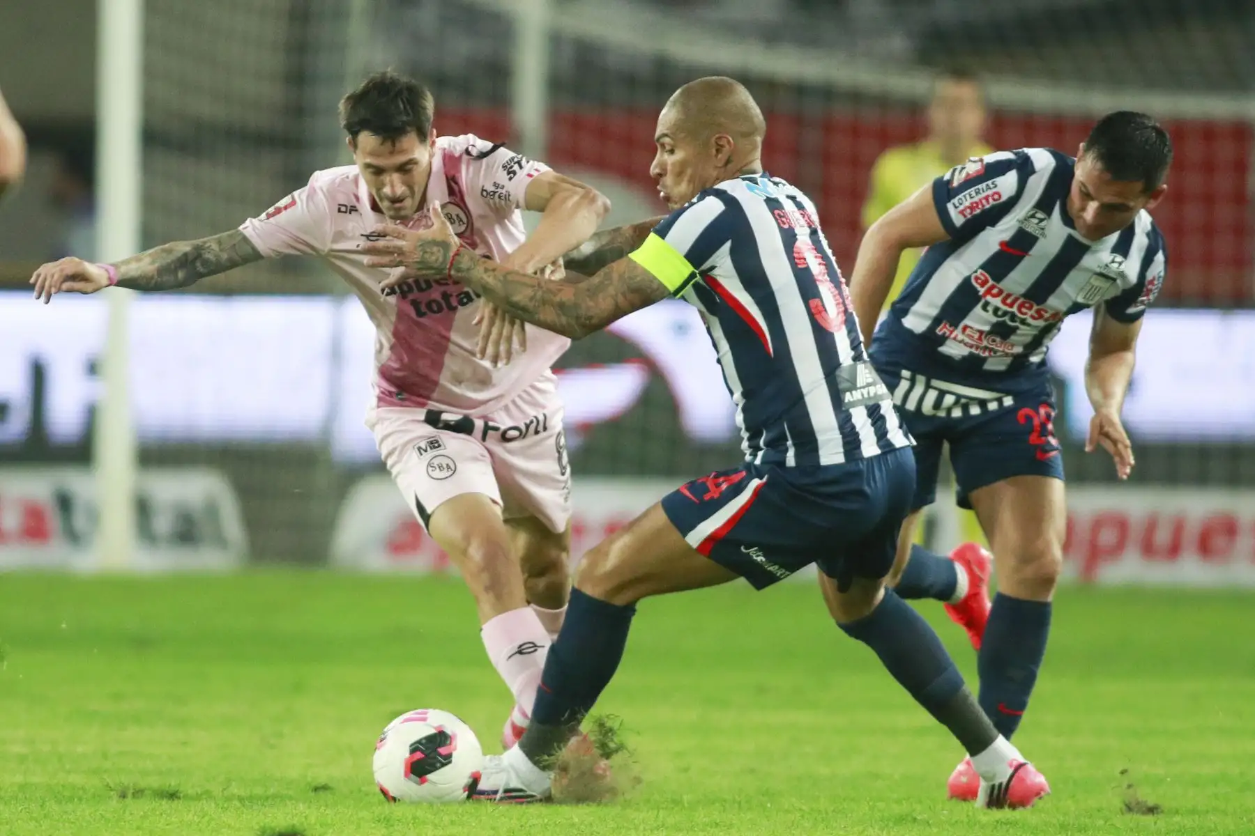 El futbolista Paolo Guerrero de Alianza Lima disputa el balón con el futbolista Da Campo de Sport Boys, durante el partido perteneciente a la cuarta fecha del Torneo Clausura, en el Estadio Nacional. Foto: ANDINA/Ricardo Cuba