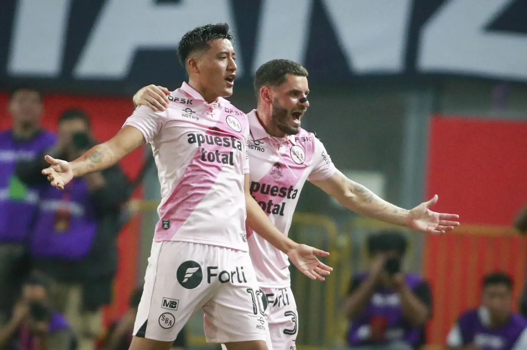 El futbolista Alarcón de Sport Boys celebra su gol durante el partido perteneciente a la cuarta fecha del Torneo Clausura, en el Estadio Nacional. Foto: ANDINA/Ricardo Cuba