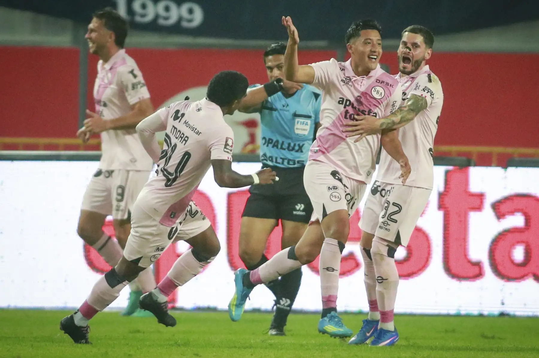 El futbolista Alarcón de Sport Boys celebra su gol ante Alianza Lima durante el partido perteneciente a la cuarta fecha del Torneo Clausura, en el Estadio Nacional. Foto: ANDINA/Ricardo Cuba