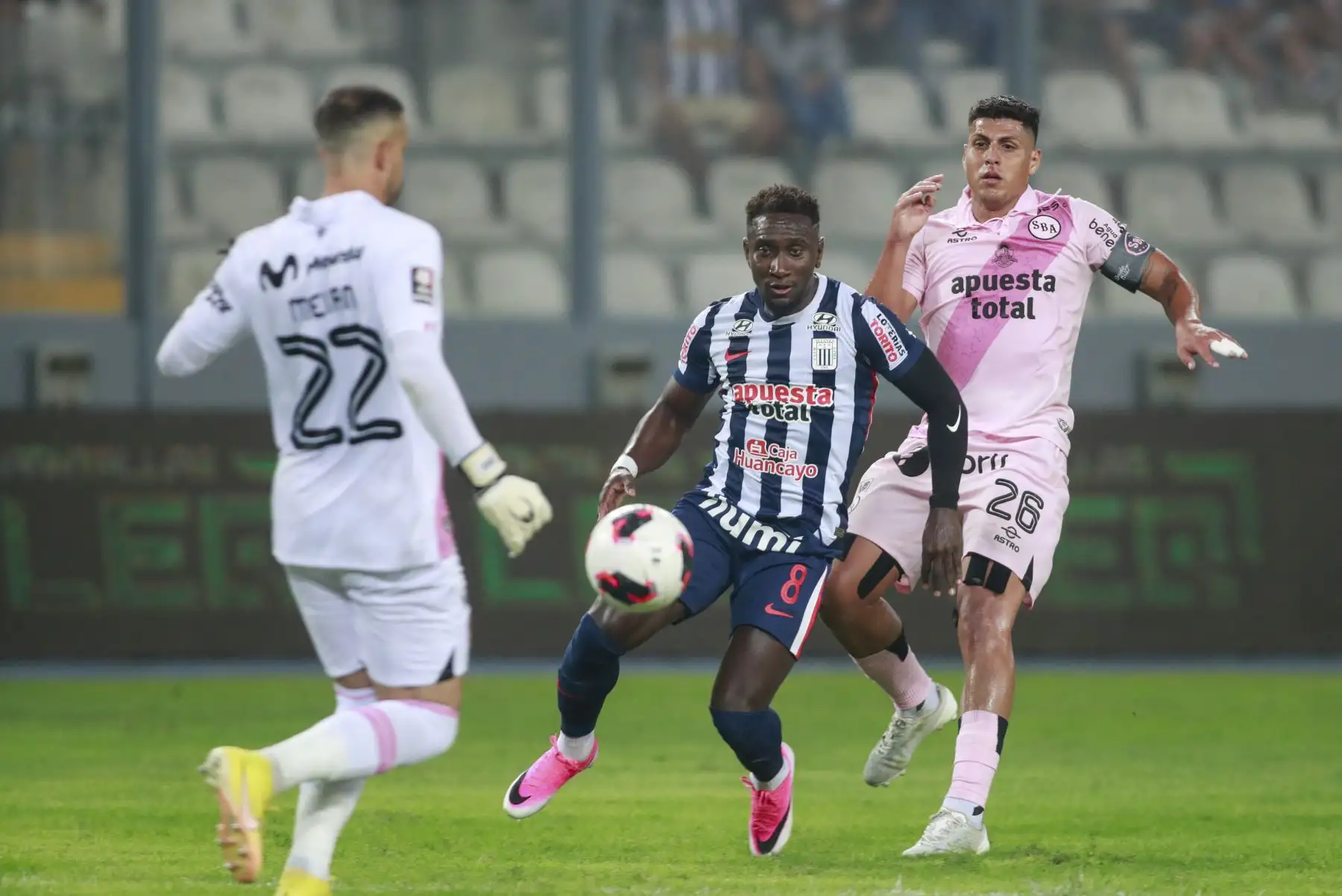 El futbolista Castillo de Alianza Lima disputa el balón con el futbolista Erustes de Sport Boys, durante el partido perteneciente a la cuarta fecha del Torneo Clausura, en el Estadio Nacional. Foto: ANDINA/Ricardo Cuba