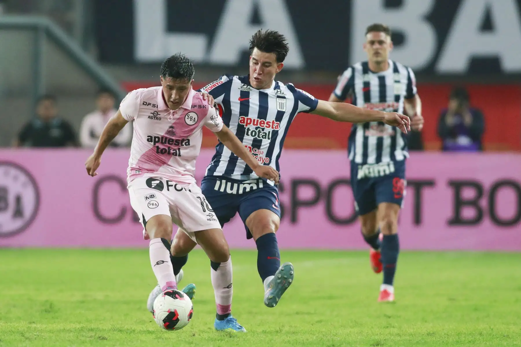 El futbolista Gaibor de Alianza Lima disputa el balón con el futbolista Alarcón de Sport Boys, durante el partido perteneciente a la cuarta fecha del Torneo Clausura, en el Estadio Nacional. Foto: ANDINA/Ricardo Cuba