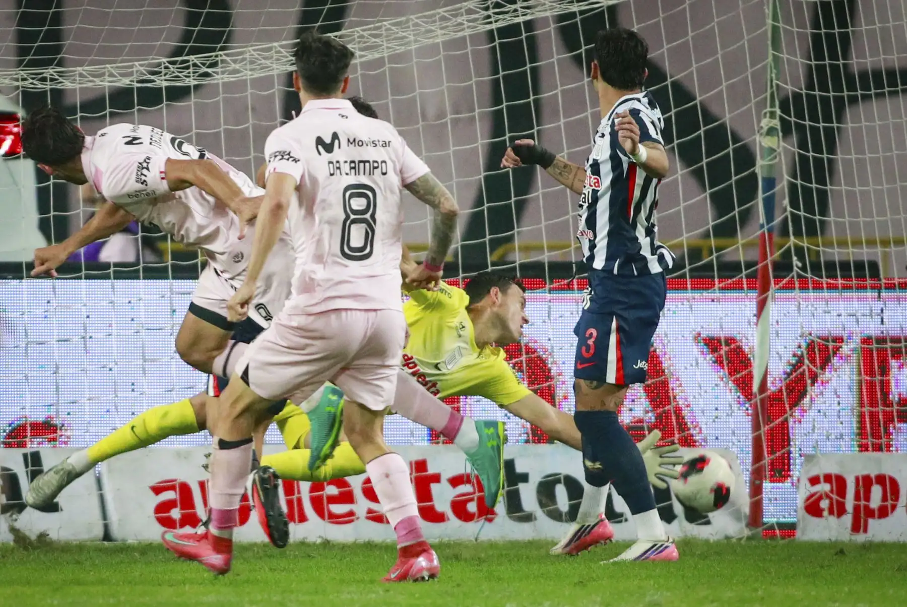 El arquero Duarte de Alianza Lima recibe el gol de Sport Boys durante el partido perteneciente a la cuarta fecha del Torneo Clausura, en el Estadio Nacional. Foto: ANDINA/Ricardo Cuba