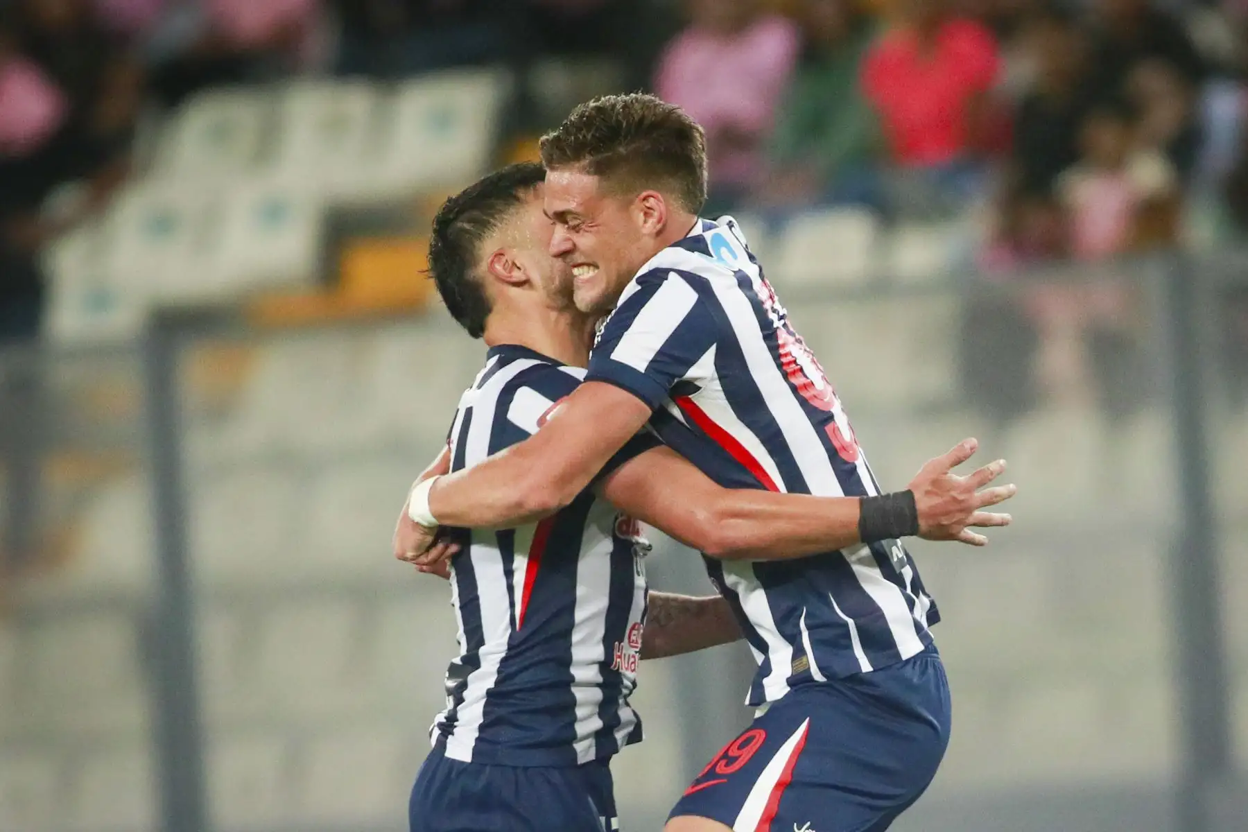 El futbolista Girotti de Alianza Lima celebra su gol ante Sport Boys durante el partido perteneciente a la cuarta fecha del Torneo Clausura, en el Estadio Nacional. Foto: ANDINA/Ricardo Cuba