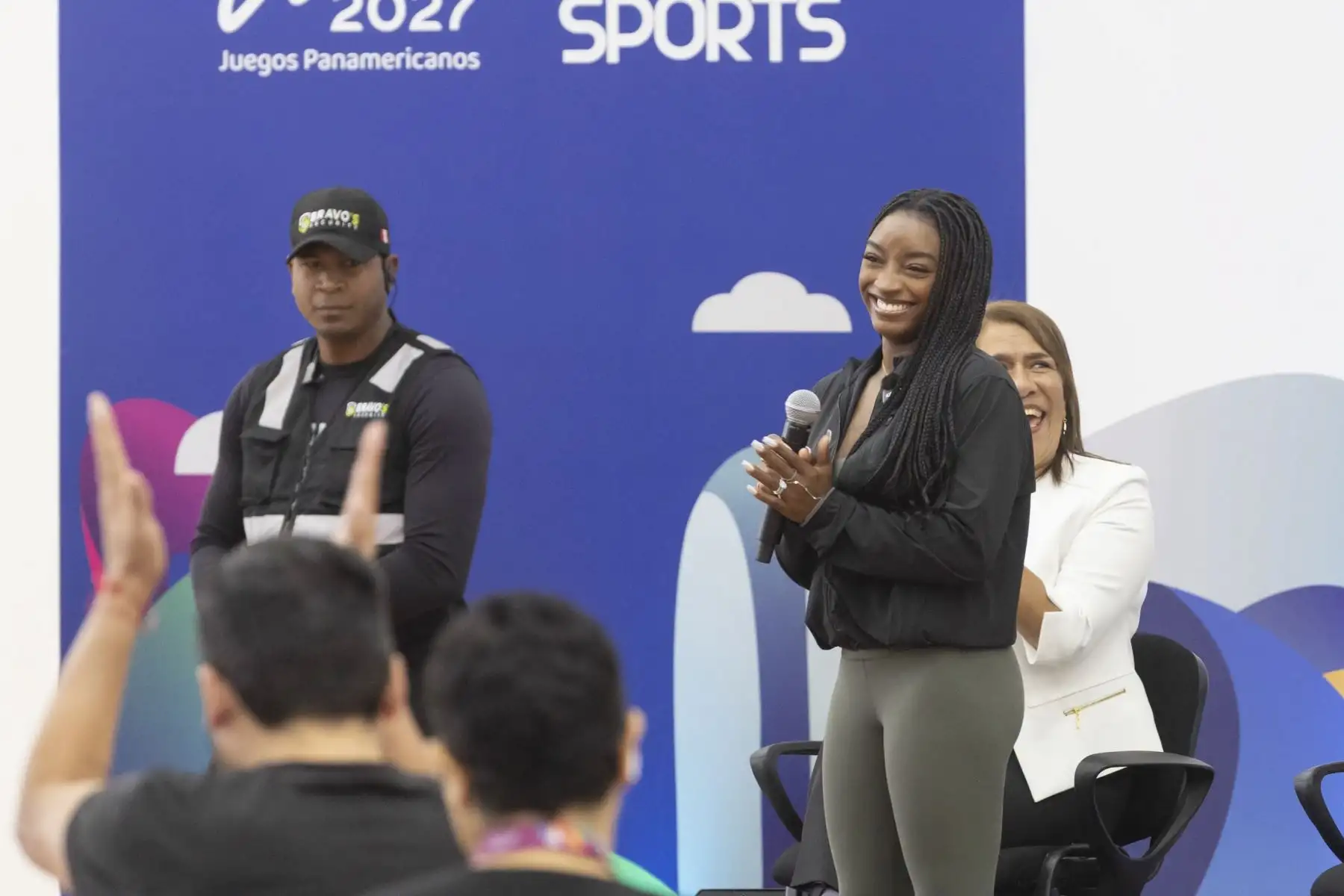 Entre aplausos y fanáticos que coreaban su nombre, la mejor gimnasta de todos los tiempos, la estadounidense Simone Biles, se presentó en el Polideportivo 1 de la Videna, como parte de sus actividades en nuestro país. “Es un honor estar en el Perú. Me gustó la exhibición. Diviértanse bastante y sigan practicando deporte. Nunca dejen de creer en lo que son capaces de lograr”, afirmó Biles. Foto: IPD