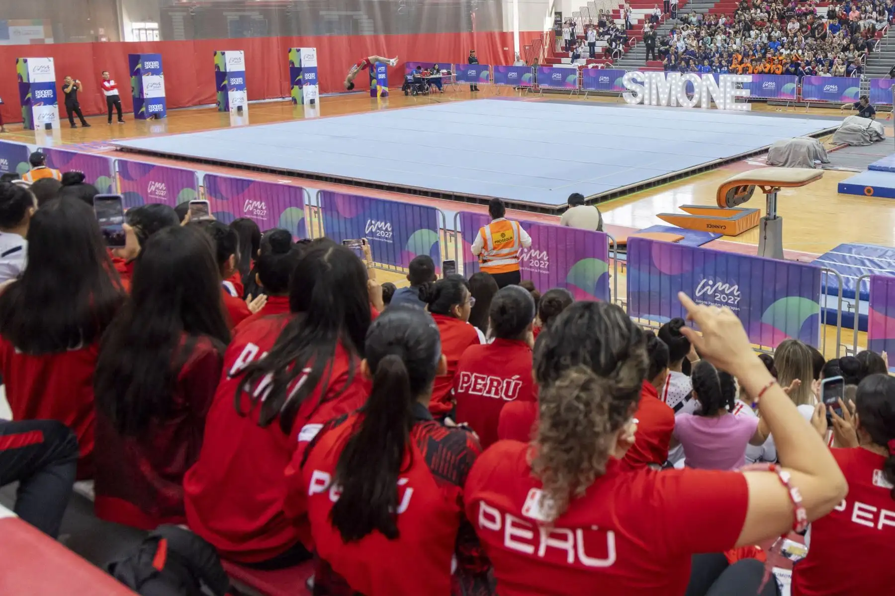 Entre aplausos y fanáticos que coreaban su nombre, la mejor gimnasta de todos los tiempos, la estadounidense Simone Biles, se presentó en el Polideportivo 1 de la Videna, como parte de sus actividades en nuestro país, planificadas por el Comité Organizador de los XX Juegos Panamericanos y VIII Juegos Parapanamericanos Lima 2027, que lidera Sergio Ludeña Visalot, presidente del Instituto Peruano del Deporte (IPD). Foto: IPD