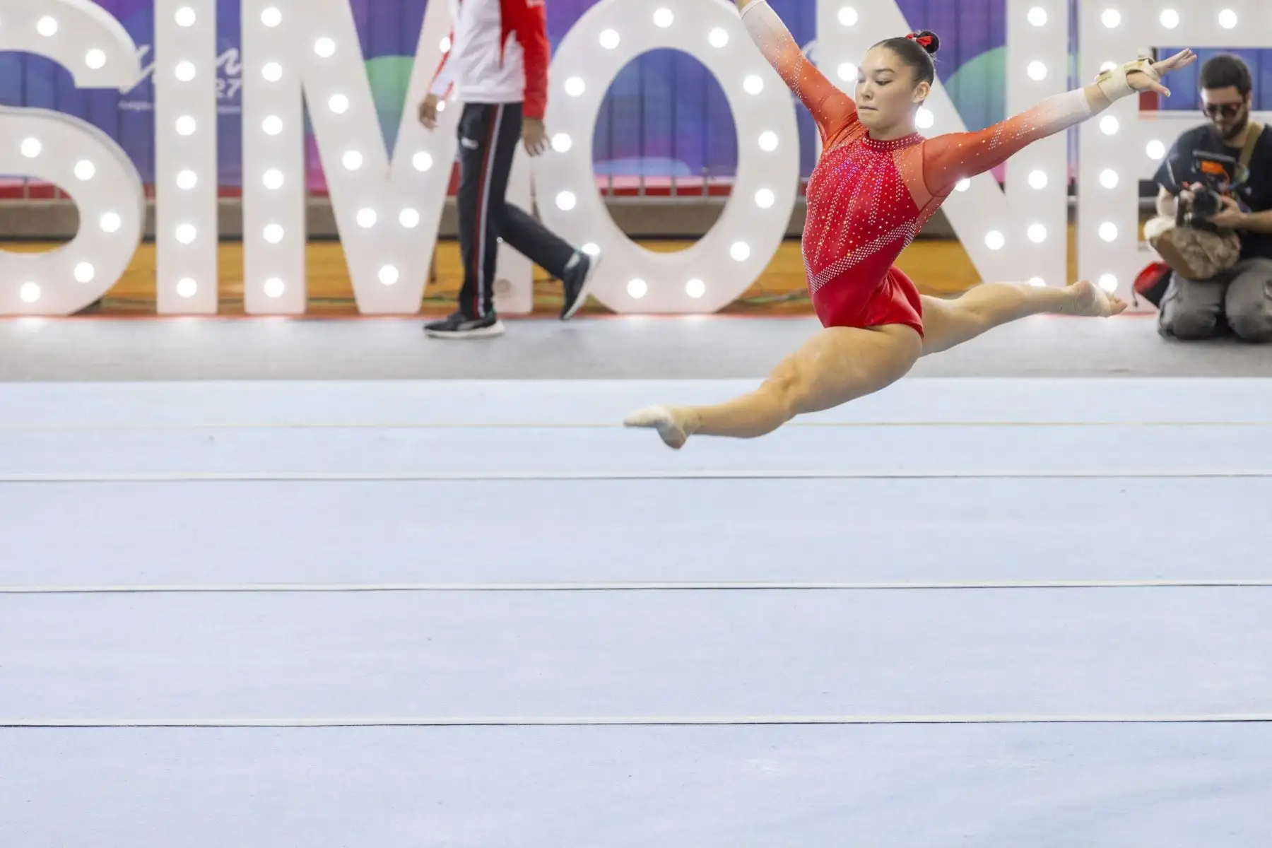 Entre aplausos y fanáticos que coreaban su nombre, la mejor gimnasta de todos los tiempos, la estadounidense Simone Biles, se presentó en el Polideportivo 1 de la Videna, como parte de sus actividades en nuestro país, planificadas por el Comité Organizador de los XX Juegos Panamericanos y VIII Juegos Parapanamericanos Lima 2027, que lidera Sergio Ludeña Visalot, presidente del Instituto Peruano del Deporte (IPD). Foto: IPD