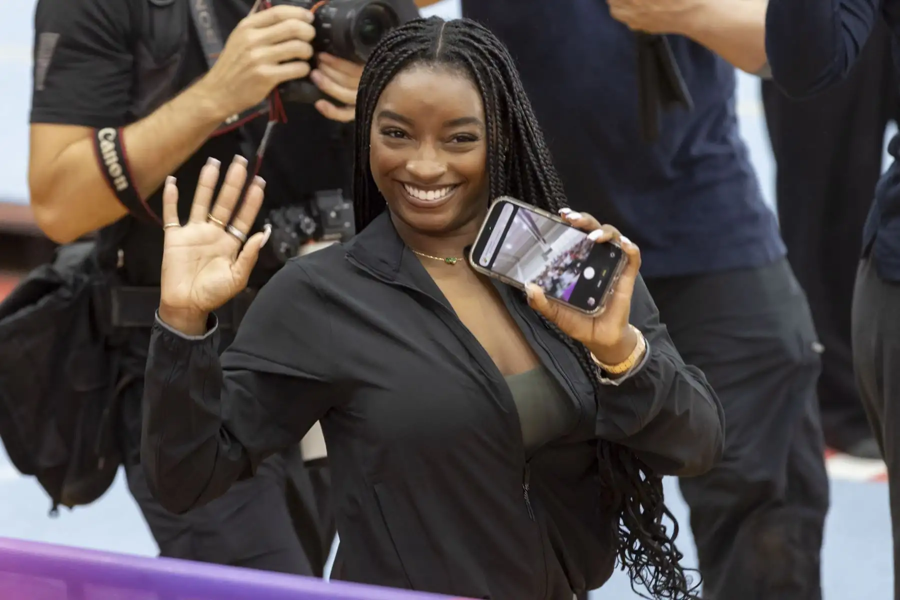 Entre aplausos y fanáticos que coreaban su nombre, la mejor gimnasta de todos los tiempos, la estadounidense Simone Biles, se presentó en el Polideportivo 1 de la Videna, como parte de sus actividades en nuestro país. “Es un honor estar en el Perú. Me gustó la exhibición. Diviértanse bastante y sigan practicando deporte. Nunca dejen de creer en lo que son capaces de lograr”, afirmó Biles. Foto: IPD
