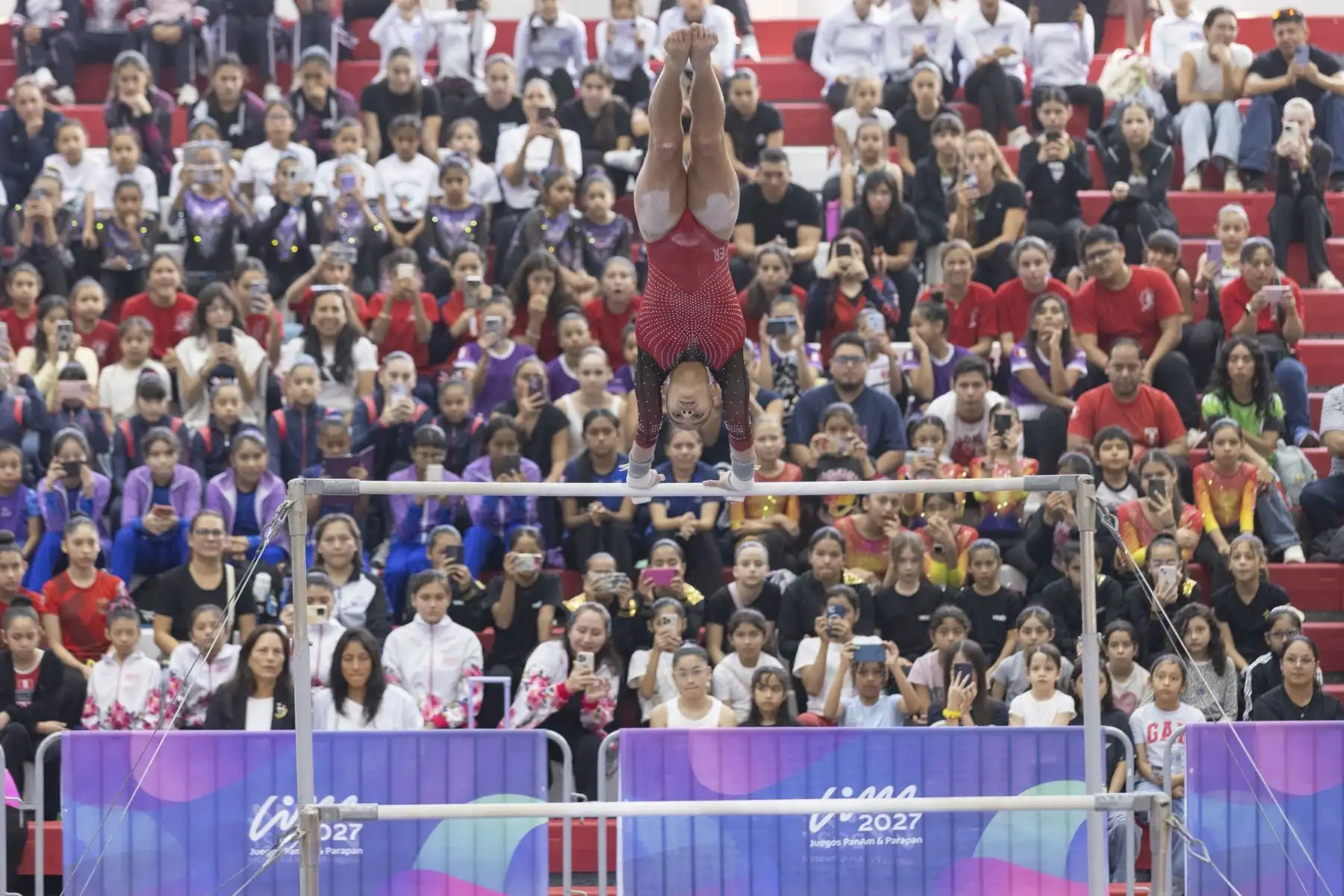 Entre aplausos y fanáticos que coreaban su nombre, la mejor gimnasta de todos los tiempos, la estadounidense Simone Biles, se presentó en el Polideportivo 1 de la Videna, como parte de sus actividades en nuestro país, planificadas por el Comité Organizador de los XX Juegos Panamericanos y VIII Juegos Parapanamericanos Lima 2027, que lidera Sergio Ludeña Visalot, presidente del Instituto Peruano del Deporte (IPD). Foto: IPD