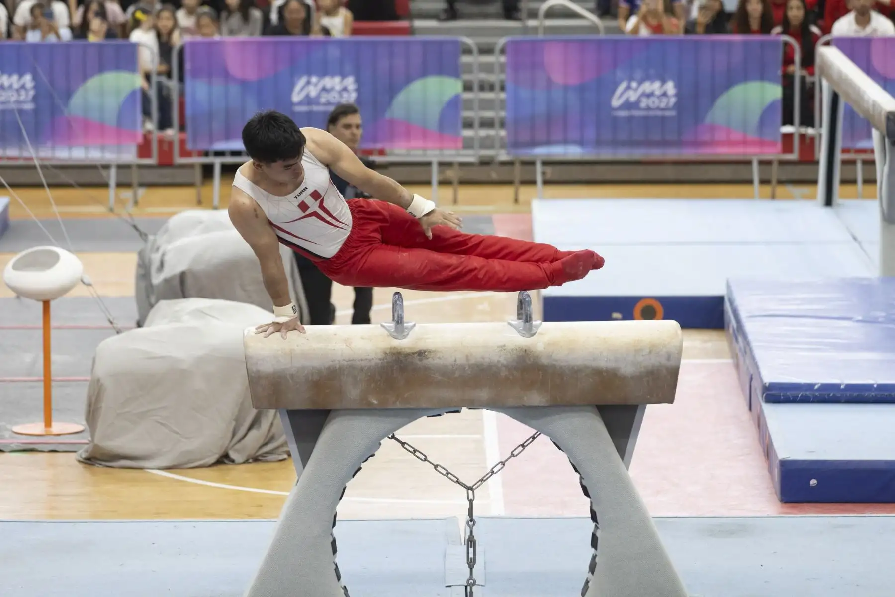 Entre aplausos y fanáticos que coreaban su nombre, la mejor gimnasta de todos los tiempos, la estadounidense Simone Biles, se presentó en el Polideportivo 1 de la Videna, como parte de sus actividades en nuestro país, planificadas por el Comité Organizador de los XX Juegos Panamericanos y VIII Juegos Parapanamericanos Lima 2027, que lidera Sergio Ludeña Visalot, presidente del Instituto Peruano del Deporte (IPD). Foto: IPD