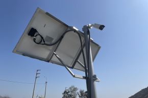 Su propuesta consiste en diseñar, construir e instalar estaciones hidrológicas inteligentes que monitorean en tiempo real el nivel del agua, la velocidad superficial y el caudal de ríos y otros sistemas hídricos, y transforman estos datos en alertas e información útil para la vigilancia y la toma de decisiones.
