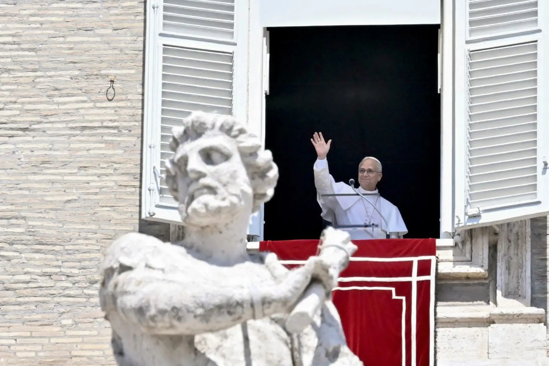 El papa León XIV saluda a los peregrinos reunidos en la Plaza de San Pedro, en el Vaticano, tras rezar el Ángelus. Foto: ANDINA/AFP