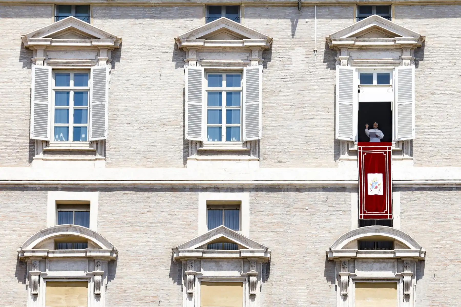 El Papa León XIV dirige el rezo del Ángelus desde la ventana de su despacho con vistas a la Plaza de San Pedro en la Ciudad del Vaticano. Foto: ANDINA/EFE