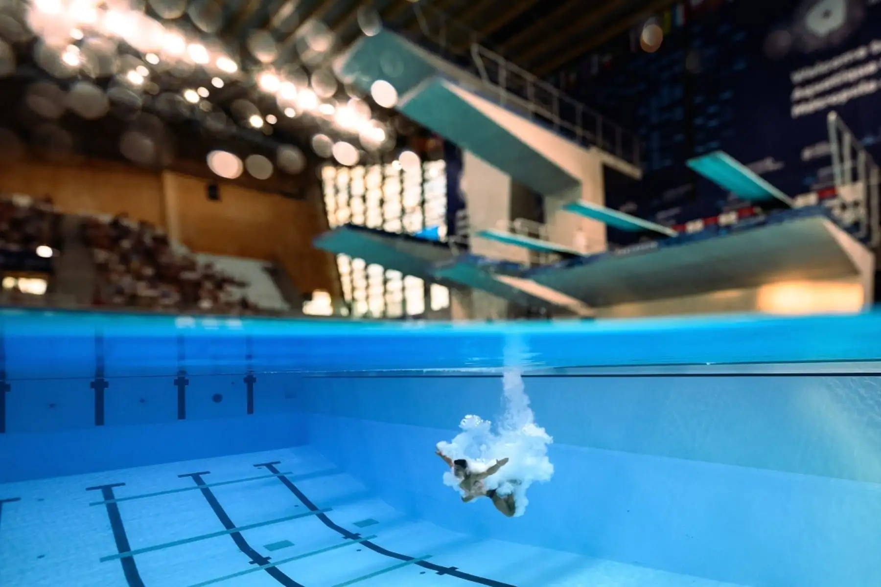 El clavadista británico Jordan Holden compite en la final de saltos de trampolín de 3 metros masculinos durante el Campeonato Europeo de Natación LEN, en el Centro Acuático Olímpico de Saint-Denis, suburbio al noreste de París, el 5 de agosto de 2026. (Foto de SEBASTIEN BOZON / AFP)