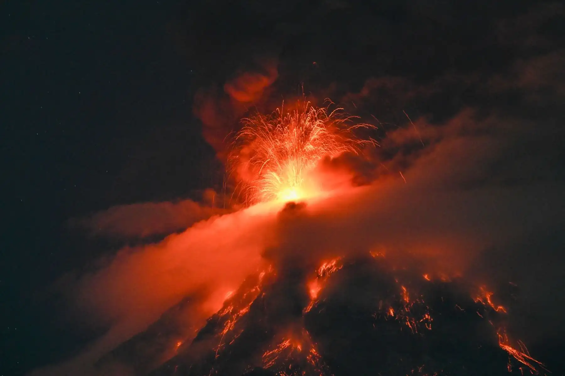 El volcán Fuego entró en erupción a 65 kilómetros al suroeste de la Ciudad de Guatemala el 3 de agosto de 2026. El lunes, las autoridades guatemaltecas declararon una alerta de "peligro", el segundo nivel más alto, debido a una potente erupción del volcán Fuego, y comenzaron a evacuar las aldeas cercanas. Foto: AFP