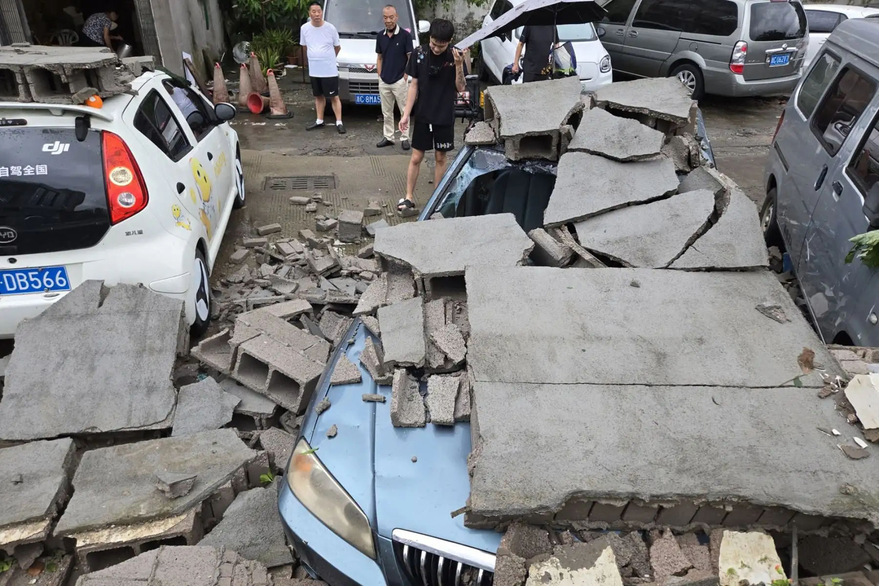 Varios automóviles resultaron dañados por el derrumbe de un muro durante el paso del tifón Dolphin en Wenzhou, provincia de Zhejiang, China. Foto: EFE