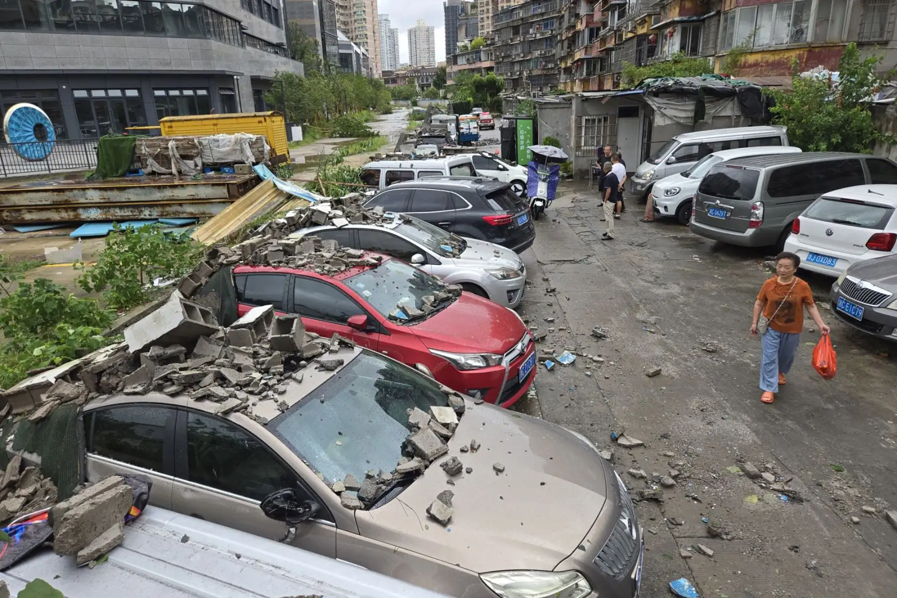 Varios automóviles resultaron dañados por el derrumbe de un muro durante el paso del tifón Dolphin en Wenzhou, provincia de Zhejiang, China. Foto: EFE