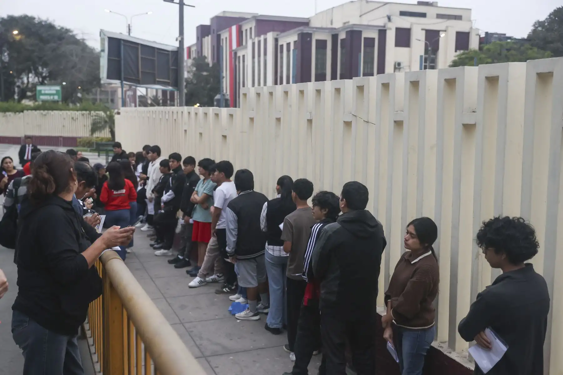 Más de 5,500 de postulantes llegan a la Universidad Nacional de Ingeniería (UNI) para rendir el Examen de Admisión 2026-2, quienes competirán por una vacante en una de las universidades públicas más exigentes del país. Foto: ANDINA/Jhonel Rodríguez Robles