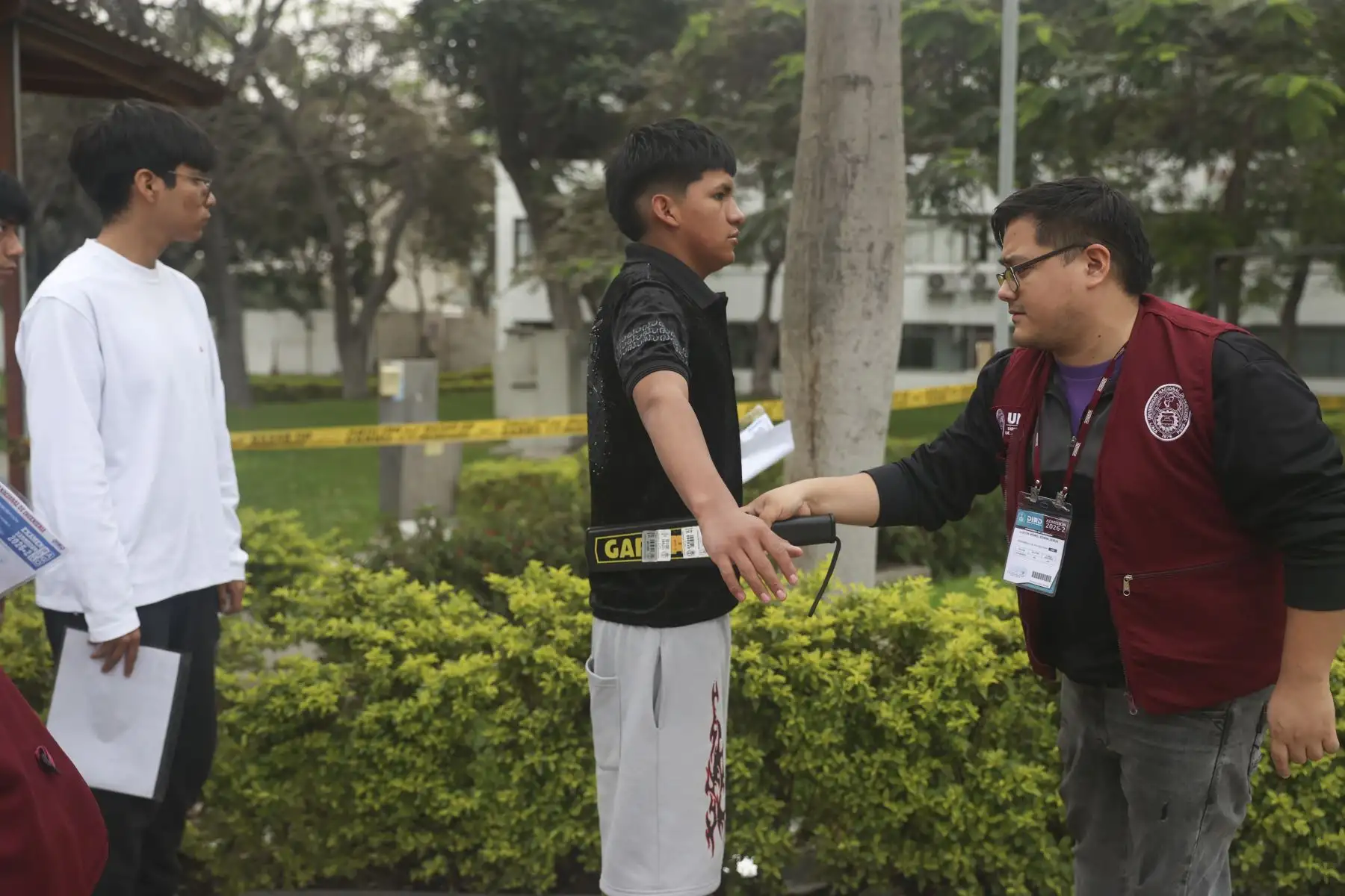 Jóvenes de distintas ciudades del Perú llegan a Lima para rendir el Examen de Admisión UNI 2026-2. La evaluación, que cuenta con más de 5.500 inscritos, se lleva a cabo los días 10, 12 y 14 de agosto con el respaldo de sistemas de vigilancia con inteligencia artificial. Foto: ANDINA/ Jhonel Rodríguez