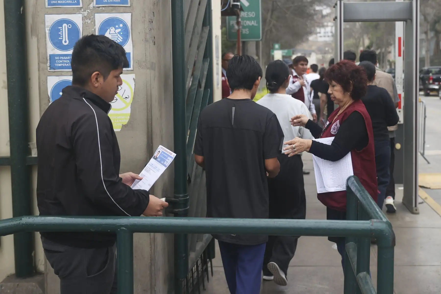 Jóvenes de distintas ciudades del Perú llegan a Lima para rendir el Examen de Admisión UNI 2026-2. La evaluación, que cuenta con más de 5.500 inscritos, se lleva a cabo los días 10, 12 y 14 de agosto con el respaldo de sistemas de vigilancia con inteligencia artificial. Foto: ANDINA/ Jhonel Rodríguez